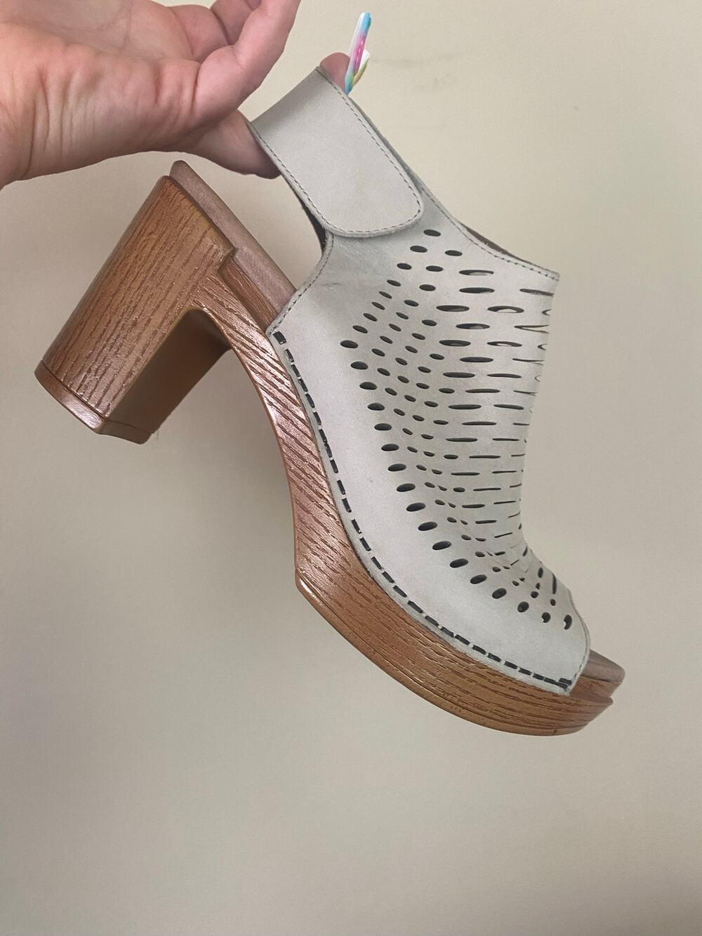 Dansko Danae Milled Nubuck Perforated Heels 37/7 Cream